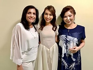 「May J.、母を前に“歌の母”八代亜紀とのデュエット曲をテレビ初歌唱」