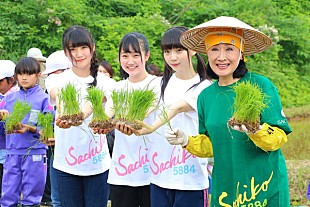 「総選挙中間速報で1位のNGT48・荻野由佳、小林幸子らと田植えに汗流す」