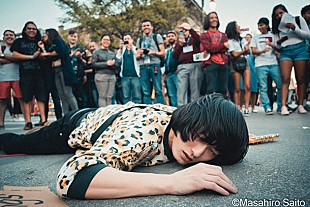 「ボーカルが逮捕？ Walkingsの全米ツアードキュメンタリー、衝撃トレイラー映像解禁」