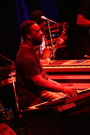 「新生ロバート・グラスパー・エクスペリメントが真価を発揮！ジャパンツアー初日のレポートが到着」