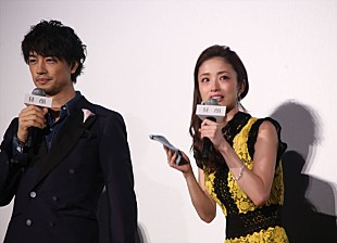 「上戸彩、斎藤工のハンカチで涙を拭う　「本当に支えられました」」