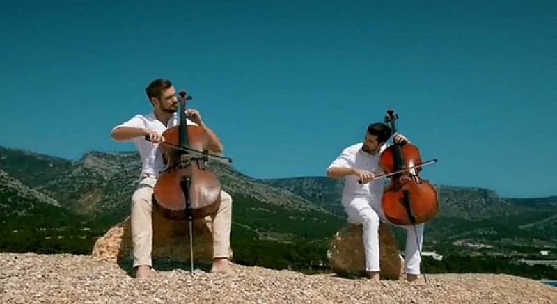 2CELLOS、波打ち際で“演奏＆走る”最新映像「炎のランナー」を公開