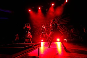 BABYMETAL、LA公演で海外盤限定曲「From Dusk Till Dawn」を