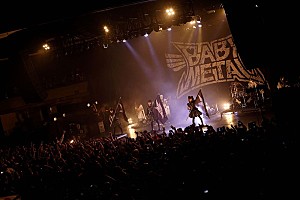 BABYMETAL、LA公演で海外盤限定曲「From Dusk Till Dawn」をライブ初