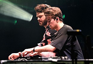 「ザ・チェインスモーカーズ、子供時代のキュートな写真満載のビデオ公開」