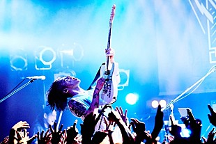 「MIYAVI、デビュー15周年ライブでOKAMOTO'Sと対バン！ 観客と一体になったライブを繰り広げる」