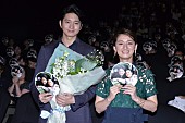 尾野真千子「尾野真千子、夫婦演じた向井理に感謝　向井はサプライズの花束に「泣けない」」1枚目/1