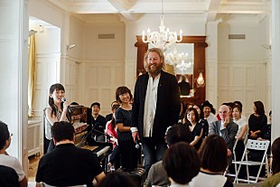 「2017年“最大”の新人ユップ・ベヴィン、オランダ大使館でアルバムリリース記念ショーケースを開催」