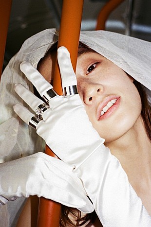 「コムアイ（水曜日のカンパネラ）ウェディング姿を披露！ 彼氏への口癖は「明日結婚しよう」」