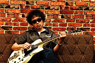 「奥田民生、新ALよりMV第二弾公開、愛用のギターを自慢」