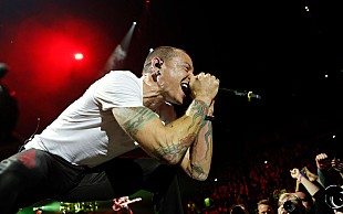 「故チェスター・ベニントンの追悼イベントが世界中で開催、LAには壁画が完成」