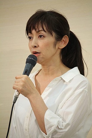 「斉藤由貴、「一線は？」に不快感　W不倫報道受け会見」