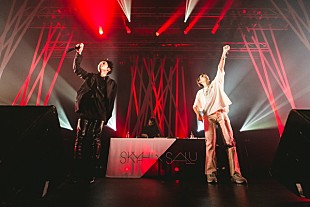 「SKY-HI×SALU、待望のアルバム・リリース・ライブが開催　JP The Wavyも登場しドライブ感あふれる“伝説”なライブに」