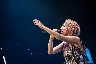 「Ms.OOJA、ビルボードライブ公演で今冬リリースの最新ALから「WITH」を披露」