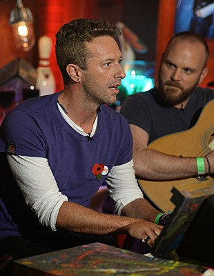 「コールドプレイのクリス・マーティン、ポール・サイモンの「グレイスランド」をカヴァー」