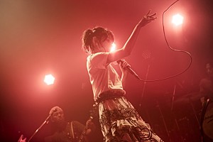 家入レオ 「新たな自分と出会う」東名阪Zeppツアー開幕！ 邦楽曲カバーをライブ初披露も | Daily News | Billboard JAPAN