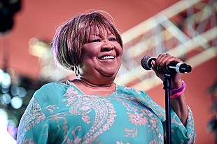 「メイヴィス・ステイプルズ、新作をジェフ・トゥイーディーがプロデュース　トム・ウェイツとライブで共演」