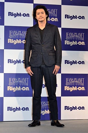 「小栗旬、デニムのこだわり明かす　重要視するのは「着心地」」