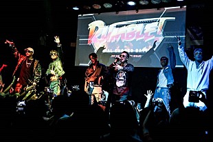 「DOBERMAN INFINITY×AK69、新曲リリース日にサプライズ・パフォーマンス披露」