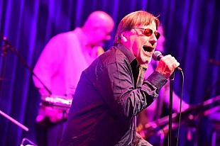 「鮮やかに幕が開いた30年ぶりのロックンロール・サーカス。サウスサイド・ジョニーが繰り広げるタフなステージからエネルギーをもらうオータム・ナイト」