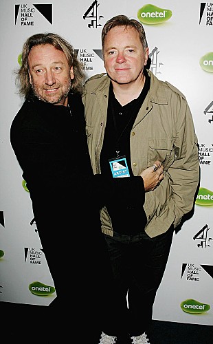 「ニュー・オーダー、元ベーシストのピーター・フックとの争いに終止符」