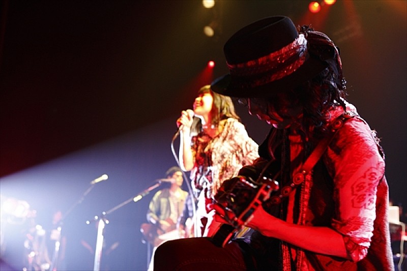 ＬＯＶＥ　ＰＳＹＣＨＥＤＥＬＩＣＯ「LOVE PSYCHEDELICO、2年振りの全国ツアー大阪公演に盟友レニー・カストロが飛び入り参加。自身初となる、ビルボードライブ公演も発表。」1枚目/6