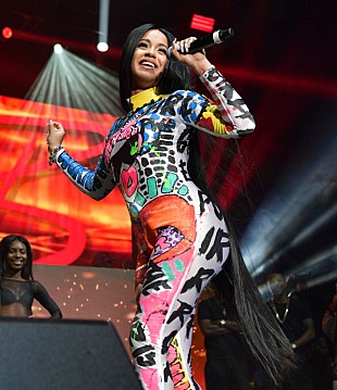 「全米1位のカーディ・B、女性ラッパーとして19年ぶりの快挙に喜び爆発「素敵なサプライズ」」