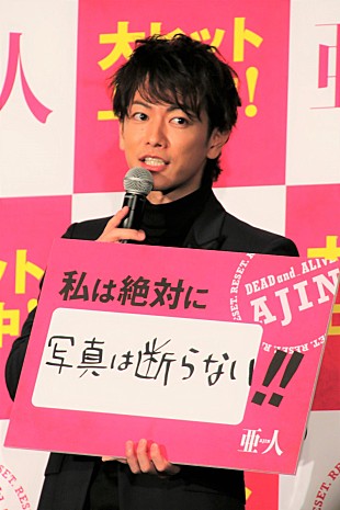 「佐藤健「綾野剛のにおいをかぎに行って」　川栄李奈「綾野さんと佐藤さんの裸がすごい」」