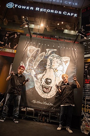 「MAN WITH A MISSION、渋谷タワレコで新曲J写をライブペインティングにて解禁」