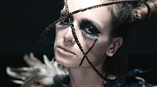 「lynch.が創り出す“赤”の世界観　新作より「CREATURE」MV公開」