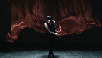 lynch.が創り出す“赤”の世界観 新作より「CREATURE」MV公開 | Daily News | Billboard JAPAN