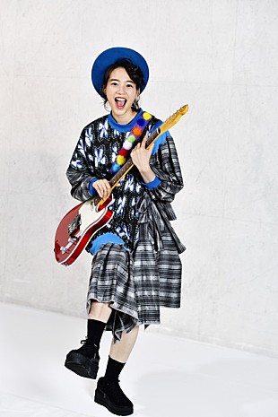 「のん 自身の作詞作曲「へーんなのっ」含む1stシングルで本格デビュー」