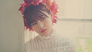 「欅坂46内ユニットの“青空とMARRY”、46万枚の落ち葉を使用した「波打ち際を走らないか？」MV公開」