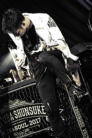 「清木場俊介、10/25リリースの映像作品よりライブ映像を公開」