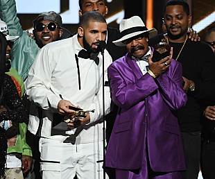 「 ドレイクが31歳の誕生日パーティーを開催　父親とデュエット披露も」