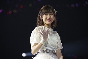 「まゆゆが純白のドレス姿で自身の卒業公演に登場、「感謝をしてもしきれません」　」