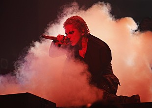 「VAMPS「悔いのないように」駆け抜けたツアーファイナル公演！ 映像作品ジャケット写真も公開」