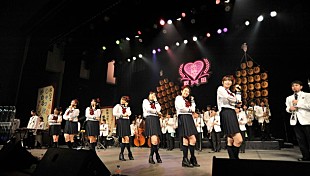 「エビ中「怖いけどかわいい！」秋田犬サプライズ登場の秋田ワンマン大盛況！ 東京フリーライブではファミリー3000人と笑顔」