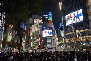 安室奈美恵が渋谷スクランブル交差点でパフォーマンス 約17年ぶり小室哲哉とのタッグ曲使用のドコモ新cm Daily News Billboard Japan