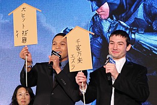 「『ジャスティス・リ－グ』のキャストをファンが歓迎　「縁起熊手」に願い事を」