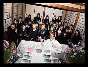 「WACK渡辺淳之介が死す？ BiS/BiSH/GANG PARADE/EMPiRE全員で葬儀参列の「スパーク」MV」