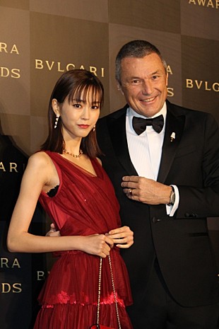 「桐谷美玲、胸元の開いたドレスで登場　「いつもよりも大人っぽくドレッシ－に…」」