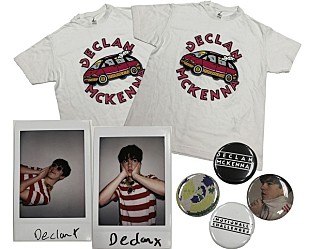 「デクラン・マッケンナ再来日記念！デクラングッズ（Tシャツ＋サイン入ポラロイド＋缶バッジ）を2名様にプレゼント」