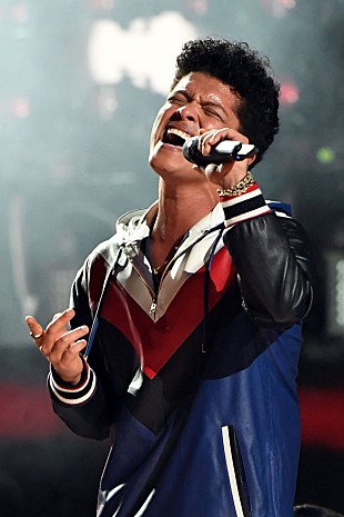 「ブルーノ・マーズ、NYアポロ・シアターで収録されたライブ特番を語る「確実に何かしらの魔法がかかっている」」