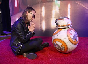 「トム・ヨーク、BB-8と対面」
