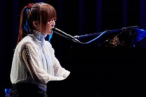 【奥華子の弾き語りダークナイト 】闇を綴った曲のみを弾き語るワンマンで約1300人が涙 | Daily News | Billboard JAPAN