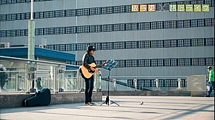 「back number清水依与吏（Vo&amp;G）が路上ライブに初挑戦、サプライズライブを収録」