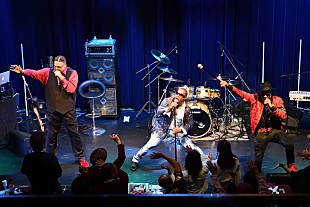 「ファンキー・イヤーエンド・パーティ！シュガーヒル・ギャングが繰り出す言葉のグルーヴに身を委ねて。」