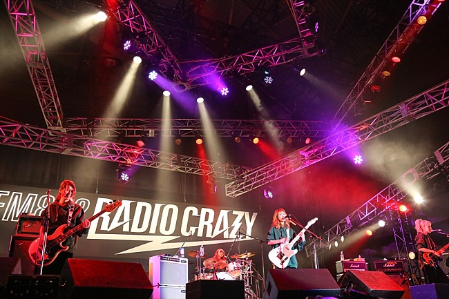 B'z「scandal　写真提供：FM802」25枚目/49