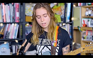 「初来日公演迫る！　ジュリアン・ベイカーの最新パフォーマンス映像が公開」